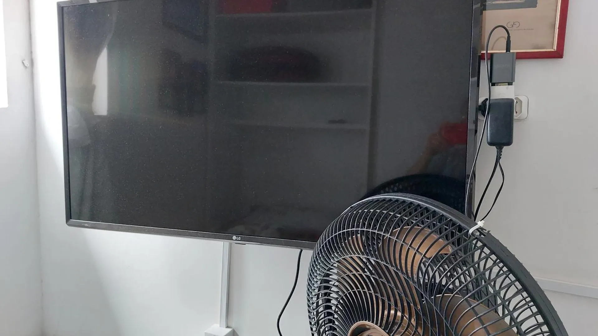 Pequeno Quarto Individual , Ventilador,Tv, Mesa De Trabalho, Bairro Do Espinheiro Recife